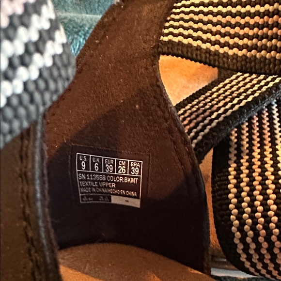 Bobs by Sketchers Memory Foam Black Striped Crisscross Sandals sz 9 - Picture 2 of 5